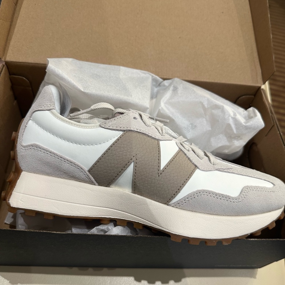 New Balance 327 NWT